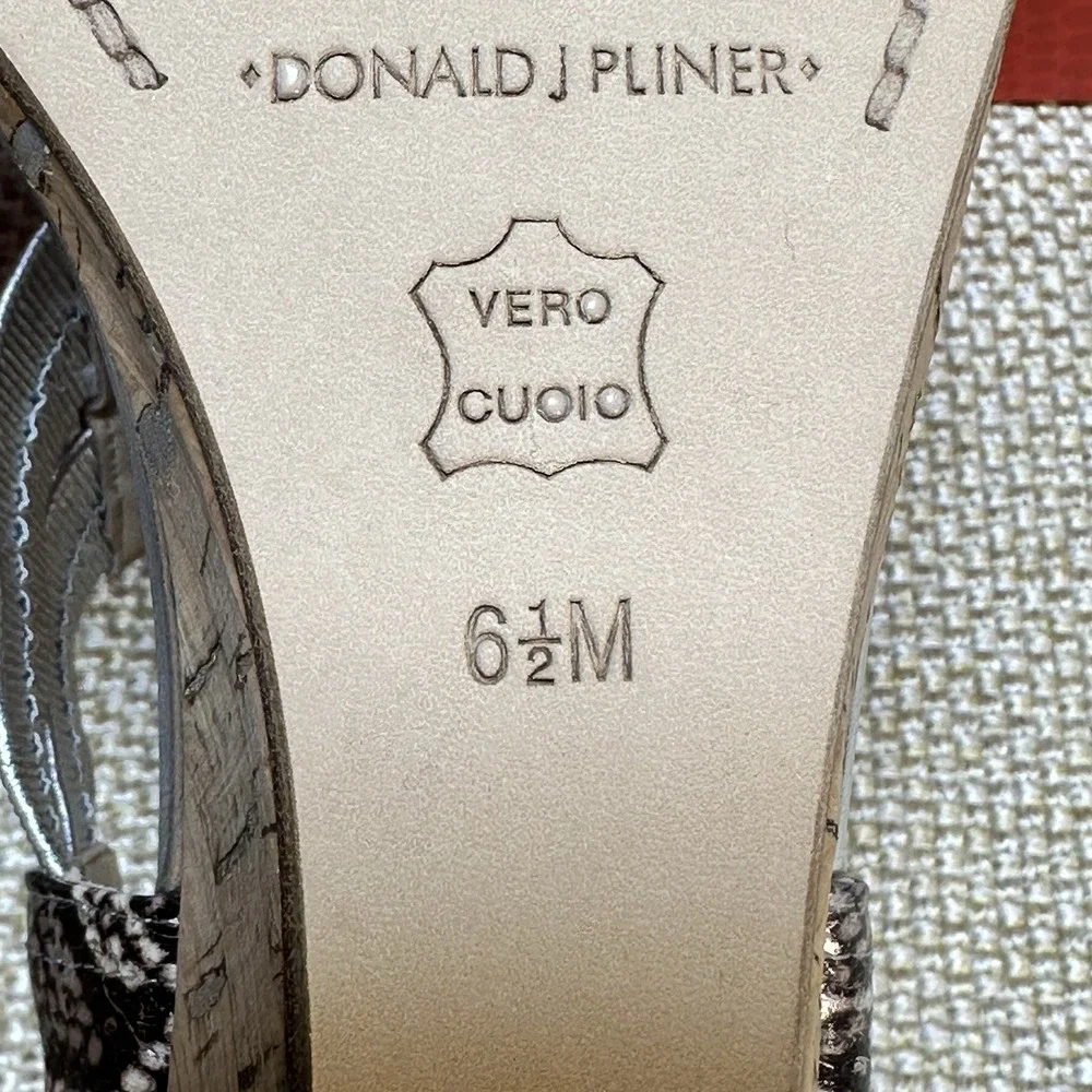 Donald J Pliner NIB Dori Embossed Leather Cork‎ Wedge Thong 6.5 Silver Snakeskin